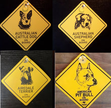 Lade das Bild in den Galerie-Viewer, 12cm Hundeschild Auto Scheibe Schild Motiv Hund + Saugnapf -RASSE A-